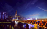 城市夜景中的绚丽桥梁