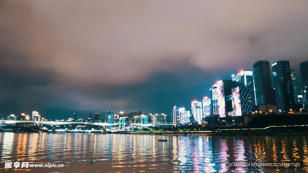 城市夜景下的璀璨水岸风光