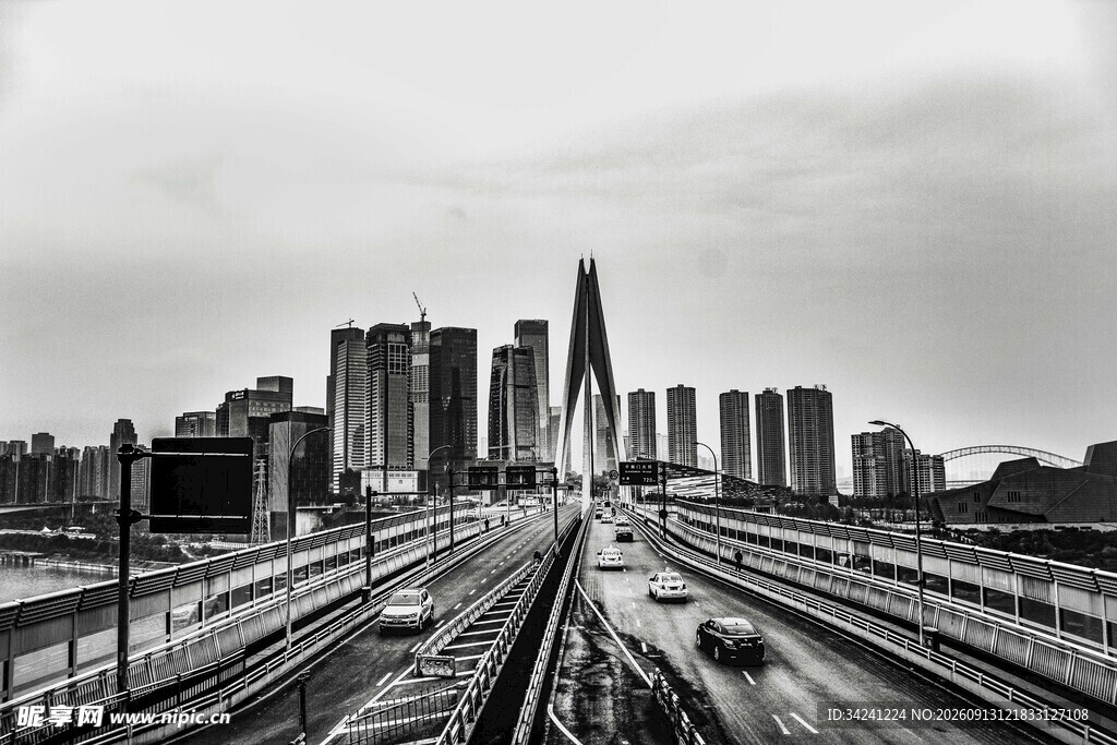 城市铁轨与林立高楼景观