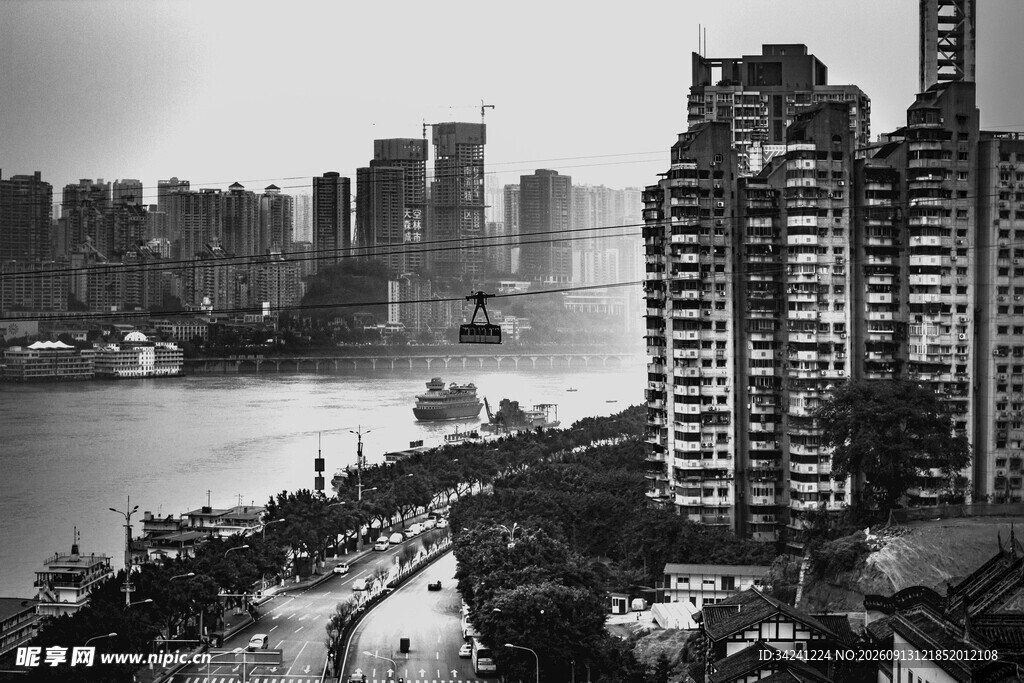 黑白视角下的城市江景