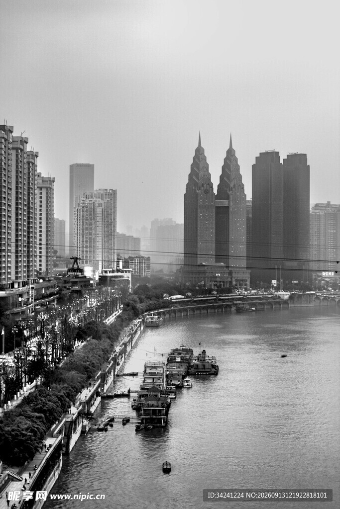 城市河畔的高楼景致
