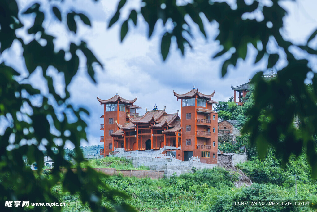 绿树掩映中的中式古建筑