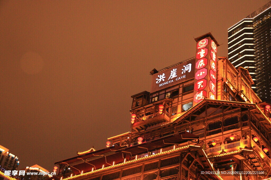 夜晚璀璨的中式风格建筑
