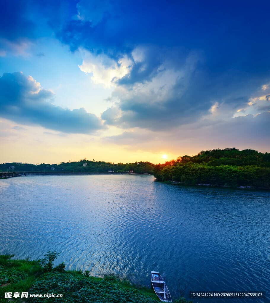 湖畔黄昏美景