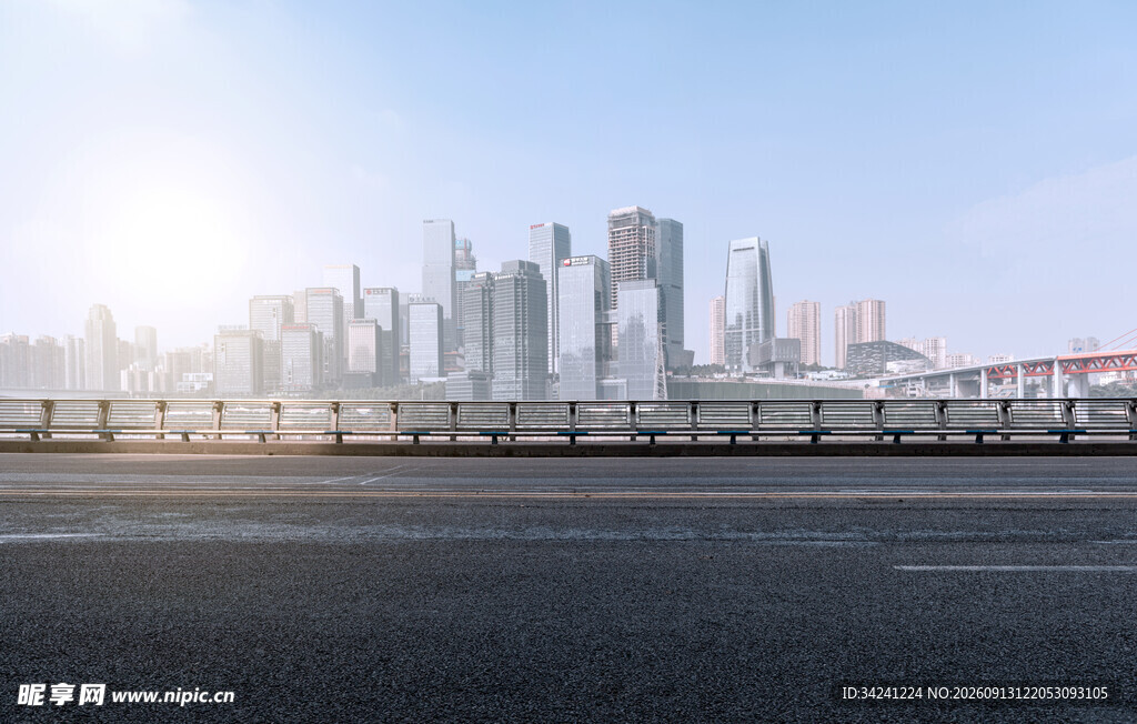 城市天际线与开阔道路