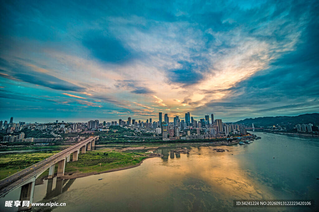城市河畔壮丽黄昏景观