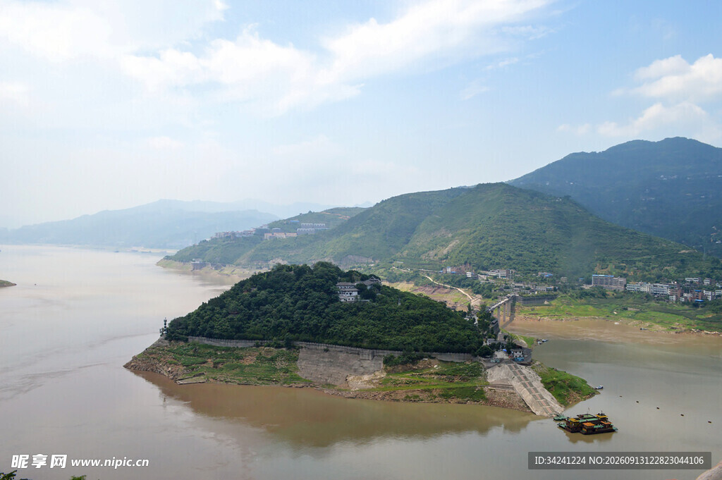 江畔青山绿水间的景致