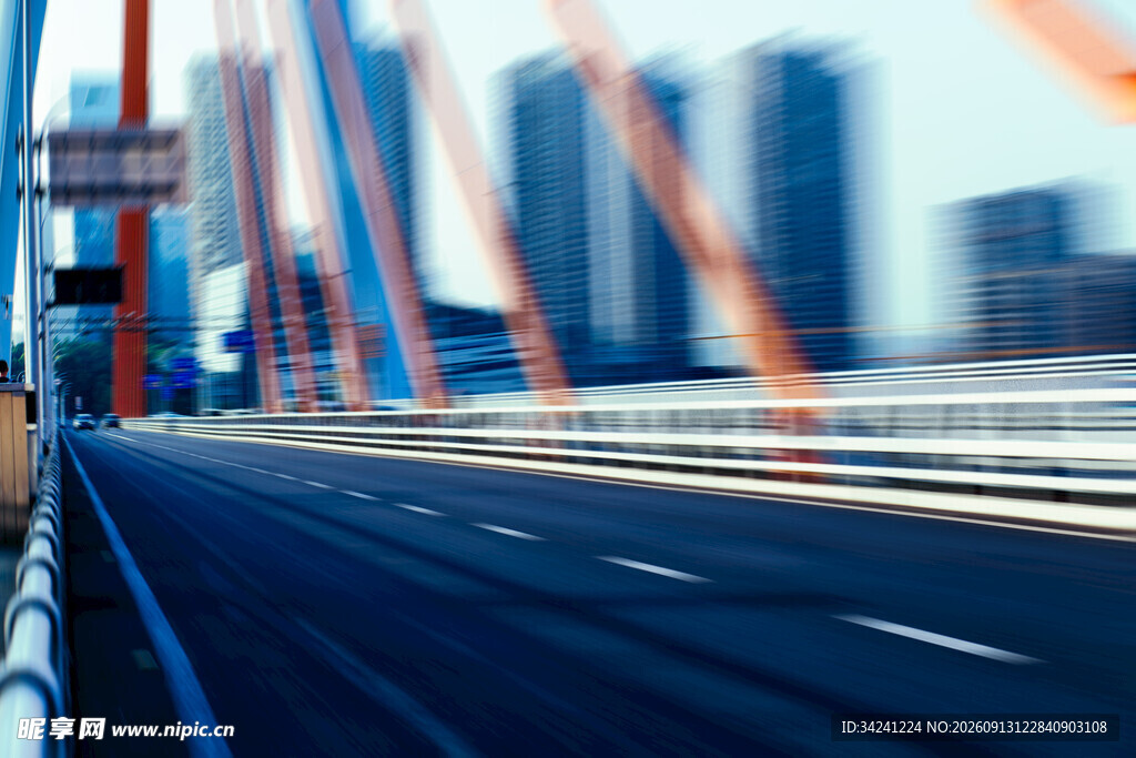 城市桥梁上的动感道路