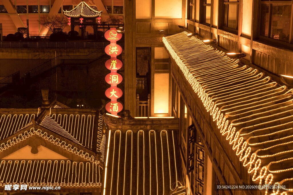 古建夜景灯笼映照屋檐
