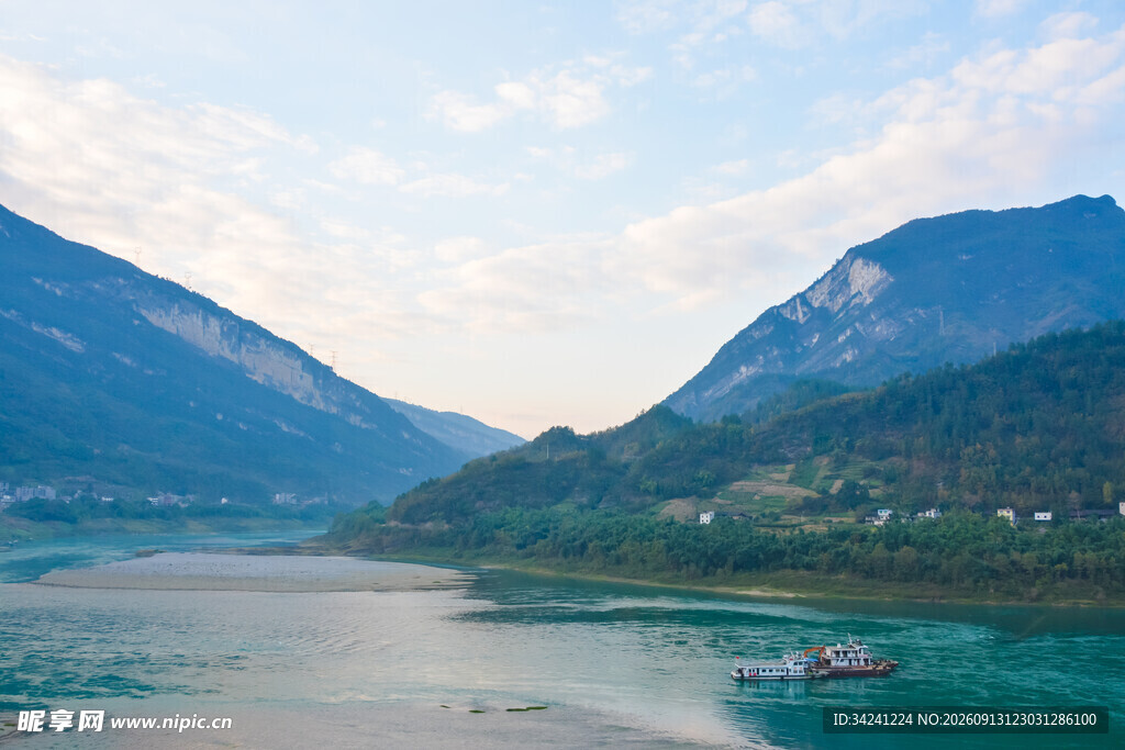 山水间的宁静湖景