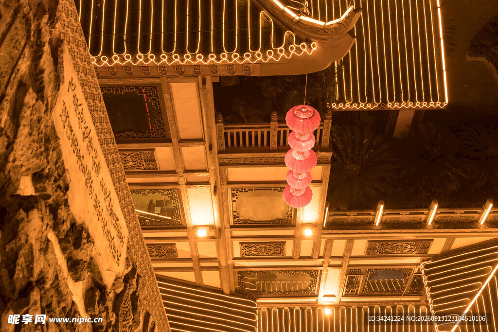 古建夜景灯笼点亮中式韵味