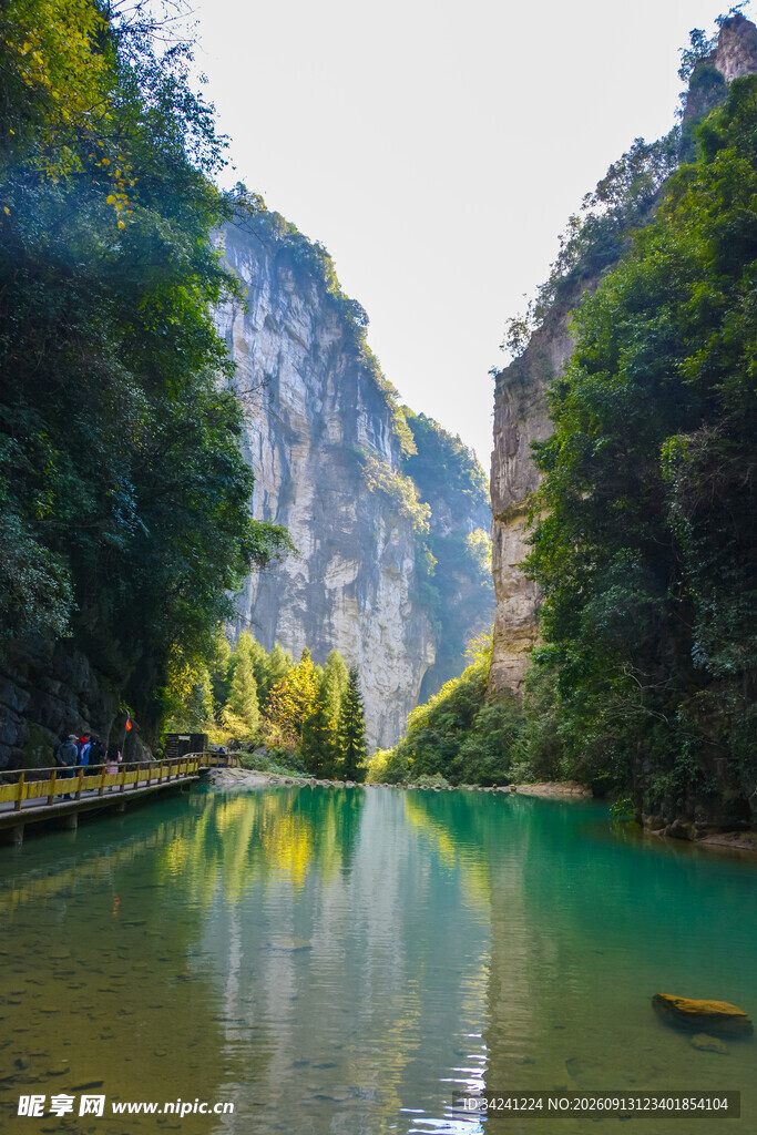青山绿水间的静谧湖泊