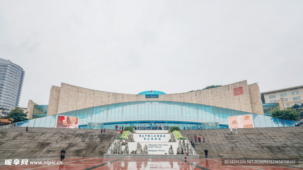 大型建筑前的蓝色帐篷场景
