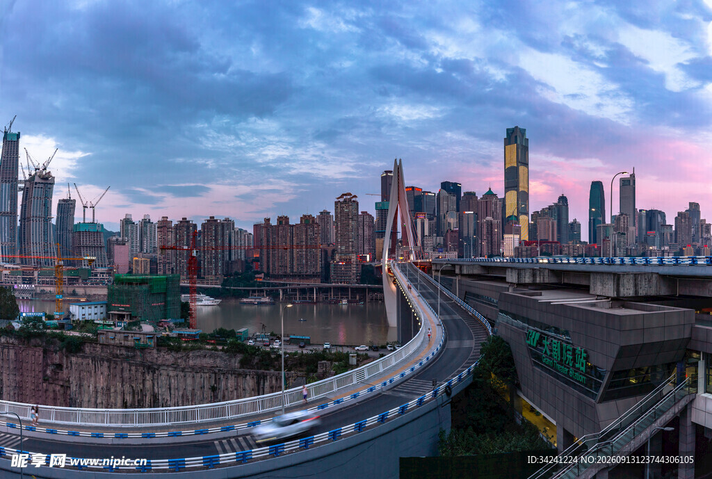 城市高架桥与天际线景观
