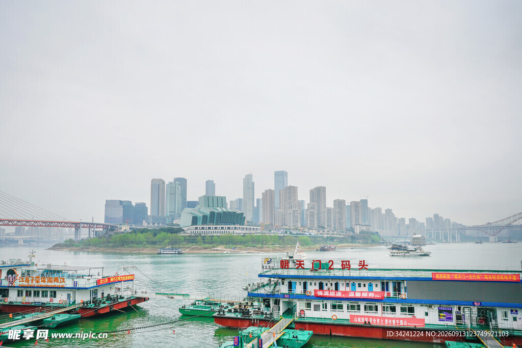 江边城市风光与停泊船只