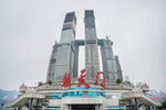 武汉双子塔前的城市景象