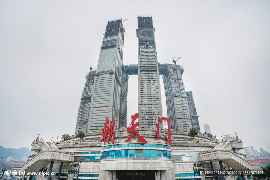 武汉双子塔前的城市景象