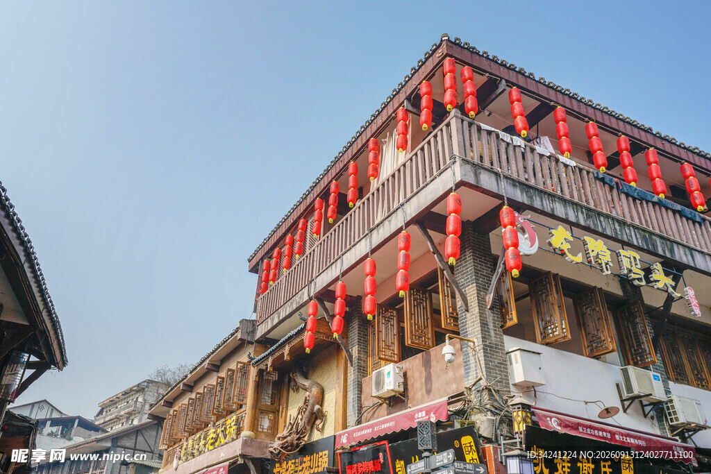 古街中式建筑挂红灯笼