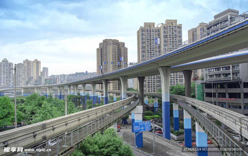 城市高架穿梭于楼宇之间