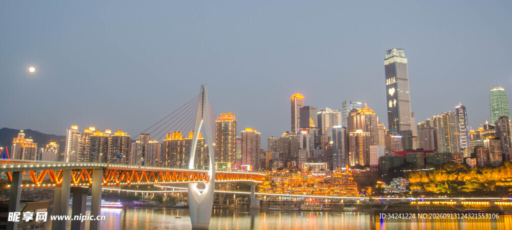 城市河畔璀璨夜景