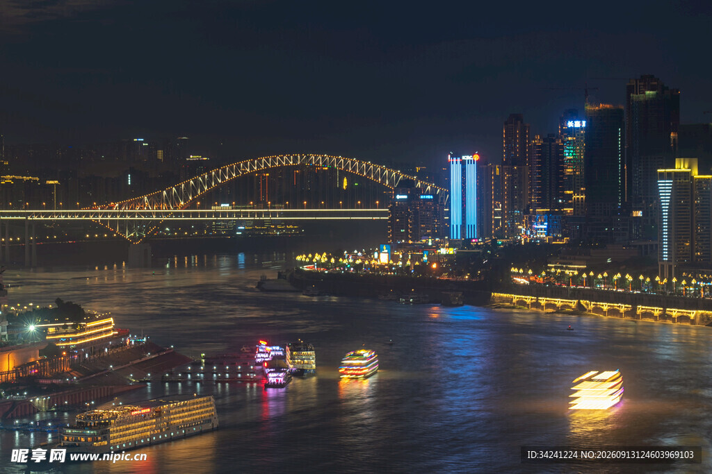 重庆夜景下的璀璨江面