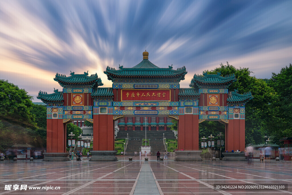 中式牌坊下的壮丽天空