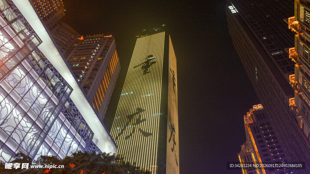 城市夜景中的高耸建筑