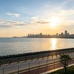 海滨城市日落美景