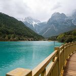 湖畔木栈道的山水美景