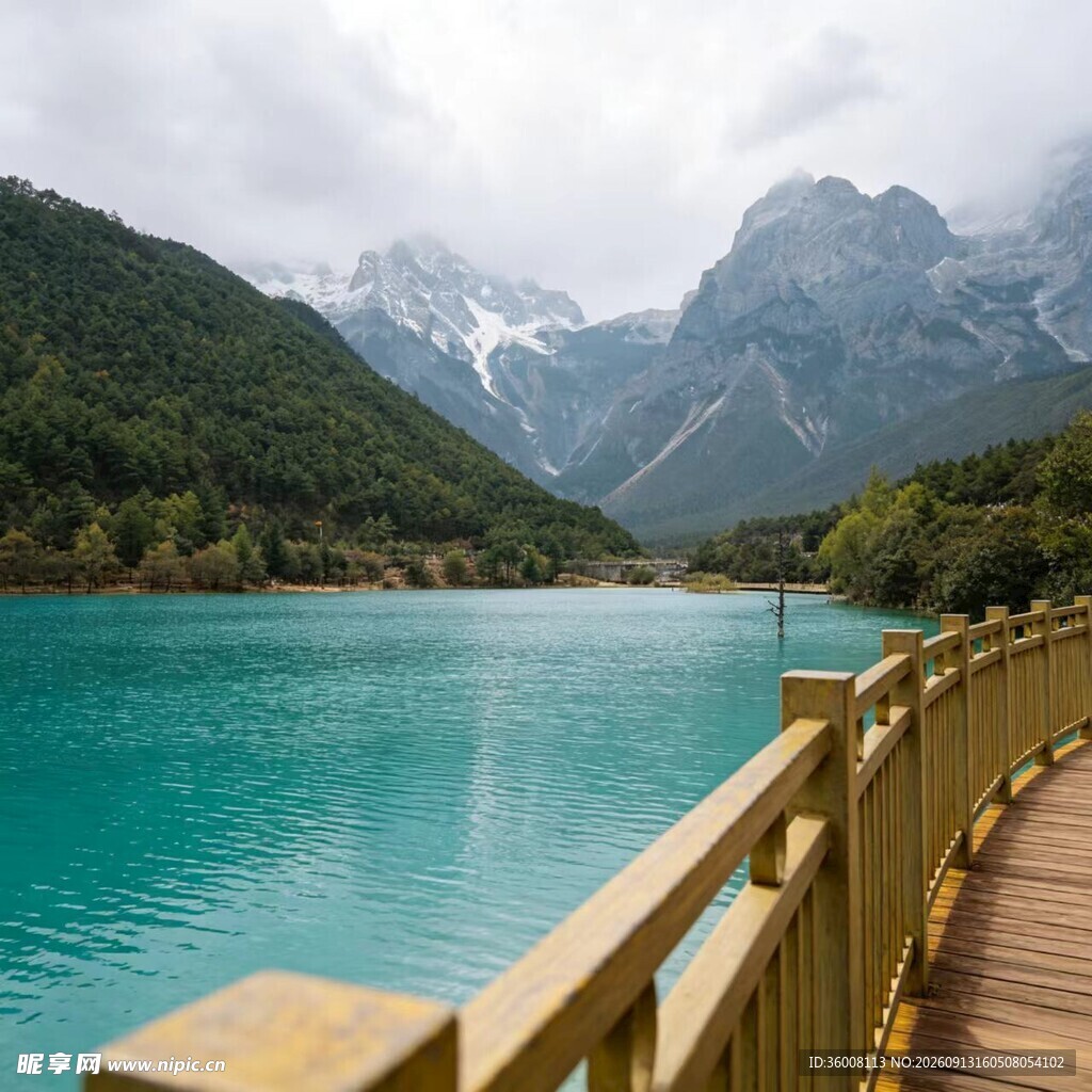 湖畔木栈道的山水美景