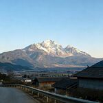 雪山下的宁静村落