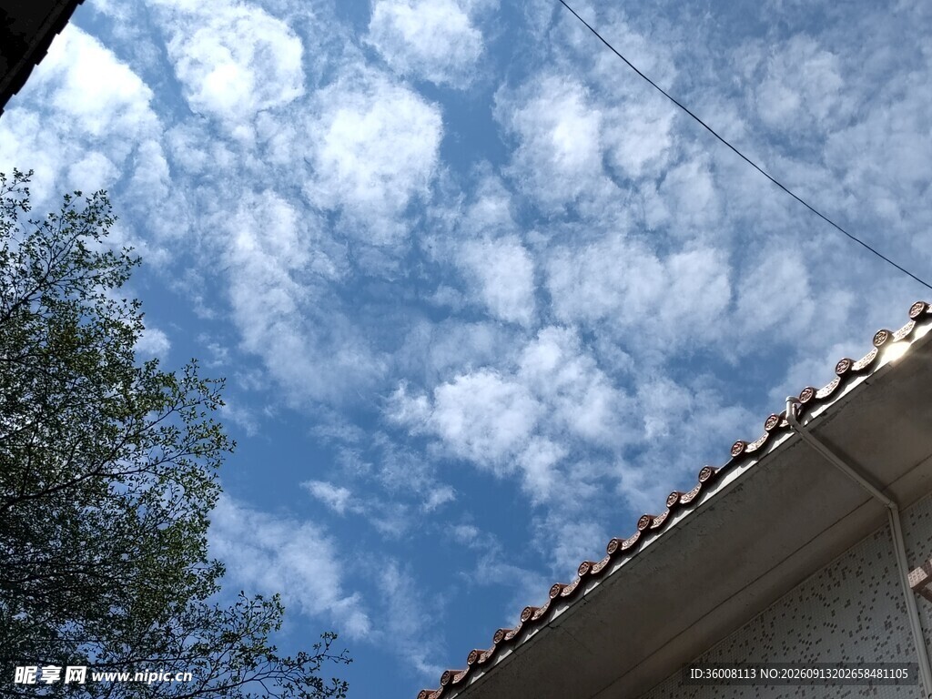 屋顶上方的蓝天白云景象