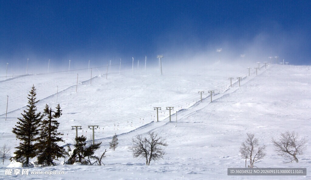 冬日雪山滑雪场景