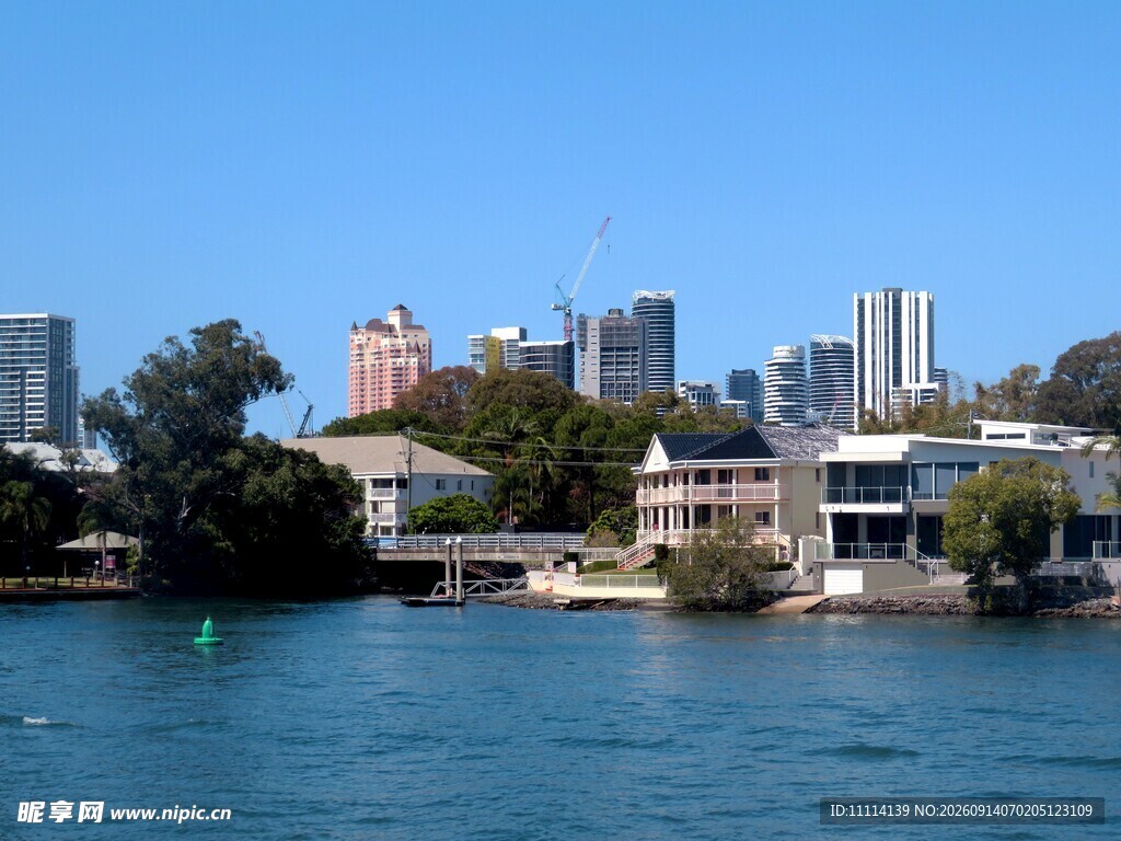城市海滨碧水蓝天景观
