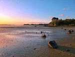 沙石点缀海边日落美景