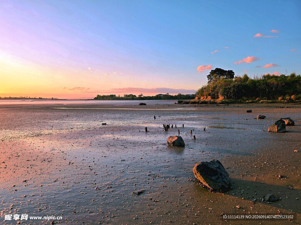 沙石点缀海边日落美景