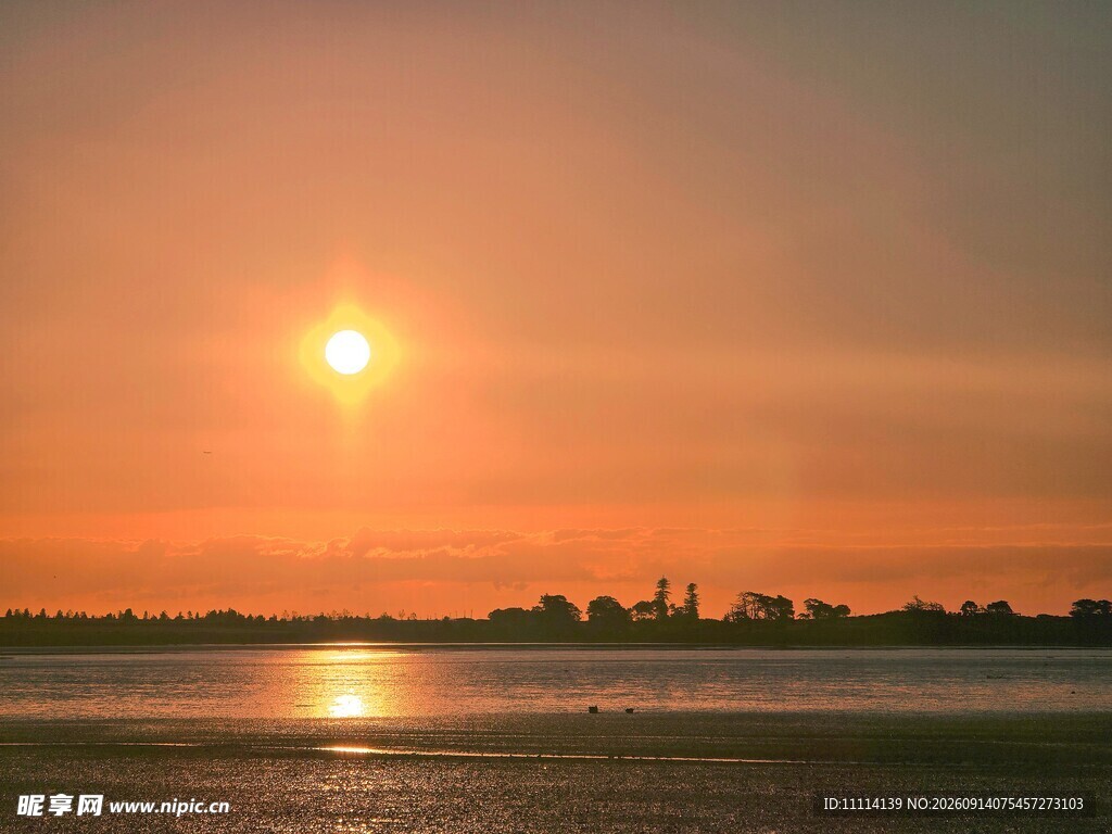 夕阳下的宁静水面美景