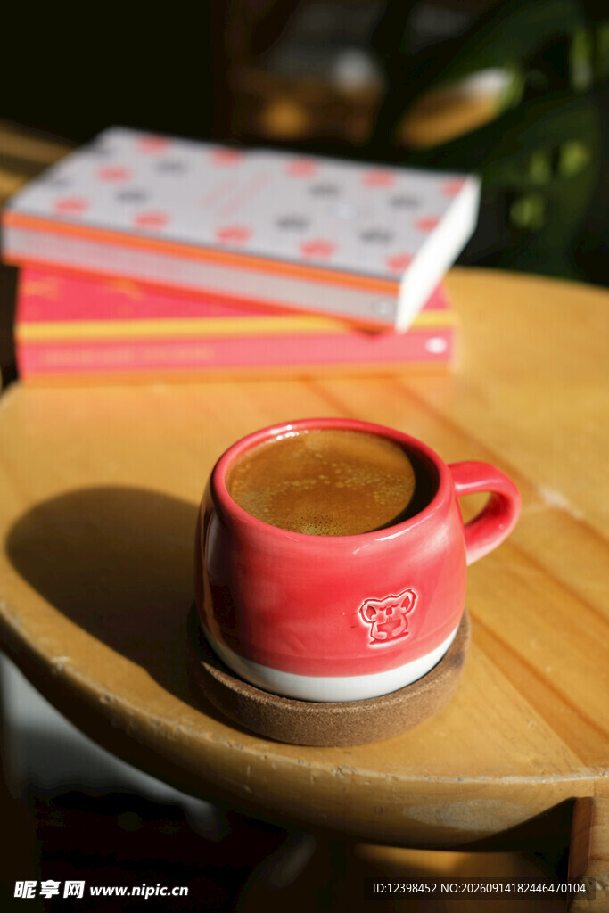 红色咖啡杯置于托盘上