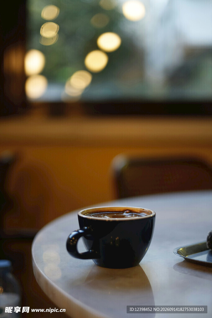 窗边咖啡杯