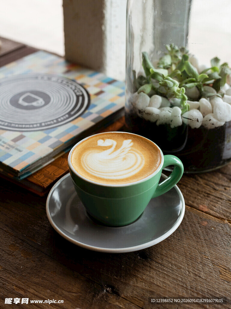 绿色咖啡杯中的拉花咖啡