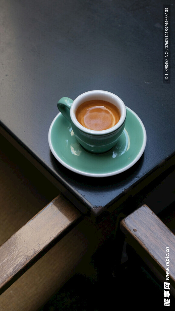 绿色杯碟中的香醇咖啡