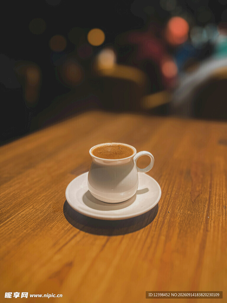 木质桌上的精致小杯咖啡