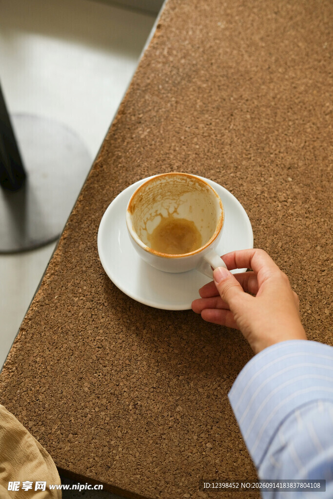 手捧咖啡杯的惬意瞬间