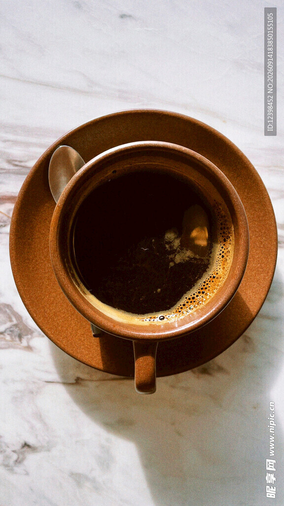 棕色咖啡杯中的香醇咖啡