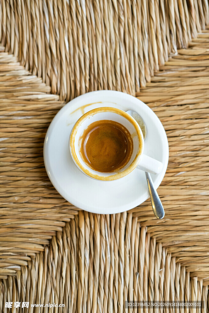 杯装咖啡置于编织垫上