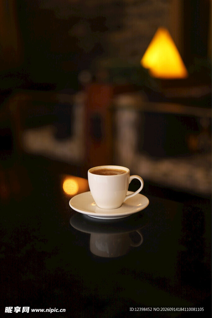 温馨灯光下的咖啡杯