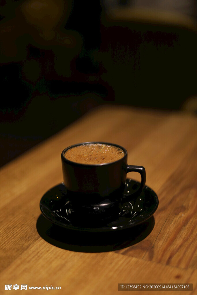 黑色咖啡杯中的香浓咖啡