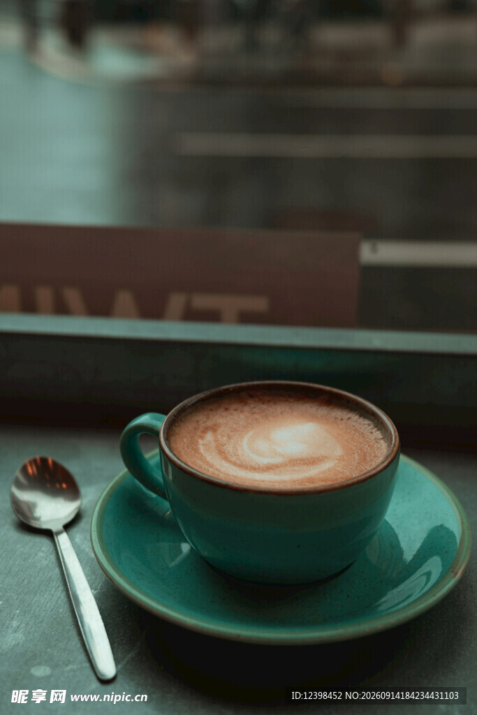 窗边精致拿铁咖啡一杯