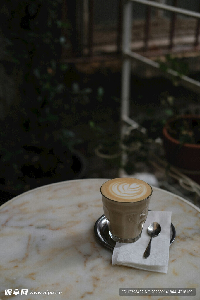 桌上的一杯精致卡布奇诺