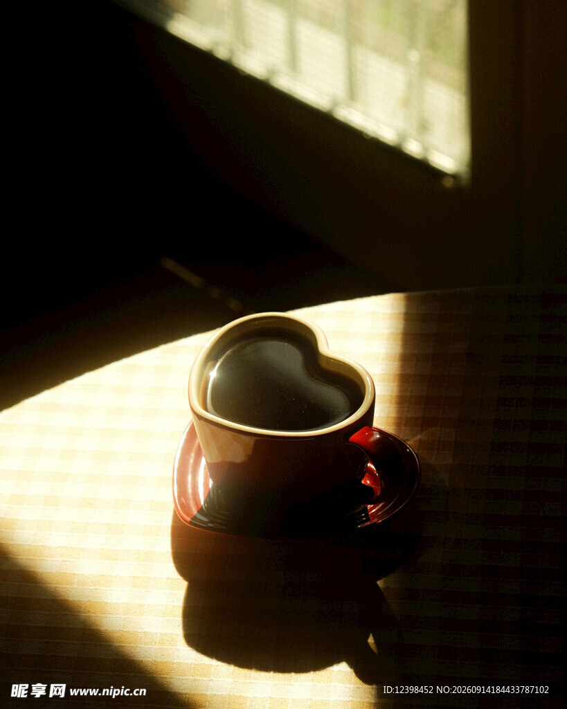 阳光下的温馨咖啡杯